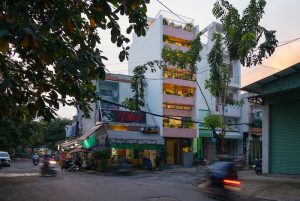 thiet ke nha ong dep Nhà ống hiện đại thiết kế ấn tượng có khu vui chơi cho gia đình có con nhỏ Nhà ống hiện đại thiết kế ấn tượng có khu vui chơi cho gia đình có con nhỏ