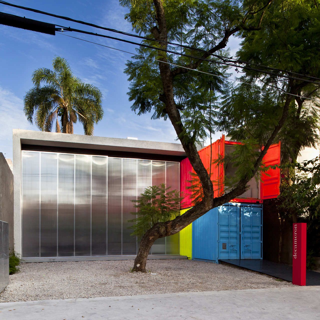 Container vận chuyển sơn Decameron Marcio Kogan Front Street